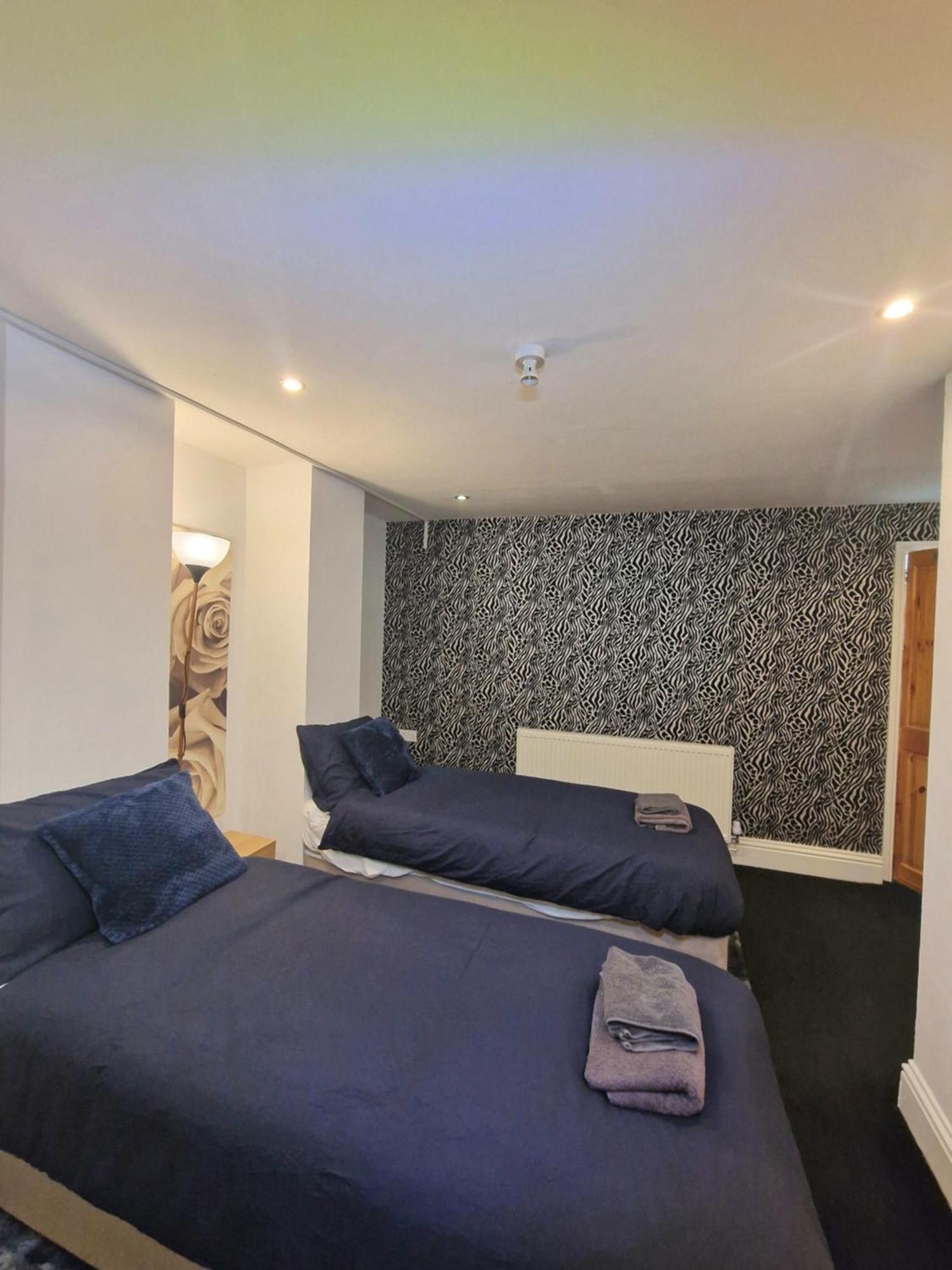 Private Courtyard Apartment In Bradford With Parking Shipley  Zewnętrze zdjęcie